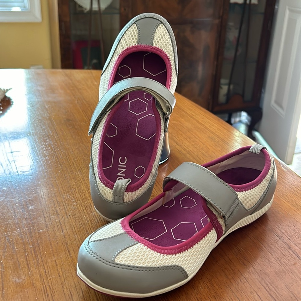 Vionic women’s shoes size 6.5.  Excellent used condition!